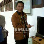 Dibutuhkan 70 Orang Guru, Yang Ikut Tes Hanya 40 Peserta kepala BKD Bombana, Rusman Idja saat mengecek nilai para peserta ujian melalui monitor yang telah disediakan oleh pihak Pansel CPNS Kabupaten. FOTO JUMRAD RAUNDE/ZONASULTRA.COM