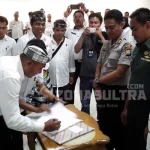 5 Miliar, Dana Keamanan Pilkada Buton Nampak Bupati Buton Samsul Umar Abdul Samiun SH, didampinggi Wakil Bupati Buton Drs La Bakry, Kapolres Buton AKBP andi Herman, Kepala Koin 1413 Buron Rudi Ragi, dan seluruh pimpinan SKPD lingkup pemerintah Buron diaula kantor Bupati Buton. (Nanang/Zonasultra.com).