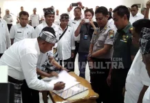 5 Miliar, Dana Keamanan Pilkada Buton Nampak Bupati Buton Samsul Umar Abdul Samiun SH, didampinggi Wakil Bupati Buton Drs La Bakry, Kapolres Buton AKBP andi Herman, Kepala Koin 1413 Buron Rudi Ragi, dan seluruh pimpinan SKPD lingkup pemerintah Buron diaula kantor Bupati Buton. (Nanang/Zonasultra.com).