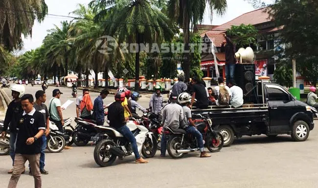 demo_pdip Tak Direkomendasikan Maju di Pilkada Kolut, Pendukung Ulfa Unjuk Rasa di Kendari