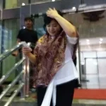 Diperiksa KPK, Petinggi PT. Billy Indonesia Bungkam Pemilik PT. Billy Indonesia, Emi Sukiati Lasimon keluar gedung usai diperiksa KPK pukul 18.00 wib, Kamis (1/9/2016). Foto : Rizki Arifiani /ZONASULTRA.COM