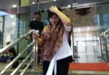 Diperiksa KPK, Petinggi PT. Billy Indonesia Bungkam Pemilik PT. Billy Indonesia, Emi Sukiati Lasimon keluar gedung usai diperiksa KPK pukul 18.00 wib, Kamis (1/9/2016). Foto : Rizki Arifiani /ZONASULTRA.COM