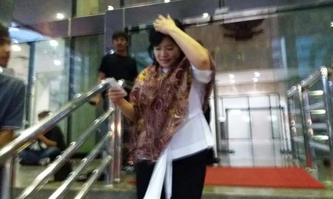 dir Pemilik PT. Billy Indonesia, Emi Sukiati Lasimon keluar gedung usai diperiksa KPK pukul 18.00 wib, Kamis (1/9/2016). Foto : Rizki Arifiani /ZONASULTRA.COM