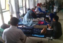 UMK Gelar Aksi donor Darah Untuk Kemanusian DONOR DARAH - sejumlah peserta yang mendonorkan darah mereka dalam kegiatan donor darah yang digelar UMK di Aula UMK, Selasa (6/9/2016). (RAMADHAN HAFID/ZONASULTRA.COM)