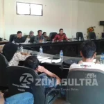 Kades Longeo Diduga Endapkan Puluhan Juta Dana Blockgrand Masyarakat dan aparat desa Longeo, saat menggelar hearing rapat dengar pendapat (RDP) di aula pertemuan kantor Dewan Perwakilan Rakyat Daerah (DPRD) Konut, Senin, (19/9/2016) yang dipimipin ketua komisi A DPRD Konut, Rasmin Kamil, bersama anggota Komisi A. Foto : Jefri Ibnu/ZONASULTRA.COM