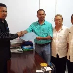 Maju di Pilkada Buteng, Anggota DPRD Ini Mungundurkan Diri Saleh Ganiru (tengah) saat menyerahkan surat pengunduran diri kepada Ketua DPRD Buton Tengah. Foto: Ari/kabarbuton.com