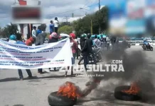 Puluhan Massa Gelar Aksi Damai Ajak Masyarakat Doakan Nur Alam Lolos dari Jeratan Hukum Puluhan Massa Gelar Aksi Damai Ajak Masyarakat Doakan Nur Alam Lolos dari Jeratan Hukum