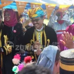 Pemda Genjot Pembangunan Infrastruktur Demi Mendukung Wakatobi Sebagai Daerah Wisata (kiri ke kanan) Ketua DPRD, Bupati dan Wakil Bupati saat menyambut peserta ritual Karia'a di lapangan sepak bola Ambeua Kaledupa. FOTO Duriani Zonasultra.com