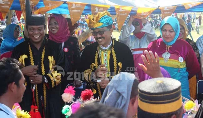 dur (kiri ke kanan) Ketua DPRD, Bupati dan Wakil Bupati saat menyambut peserta ritual Karia'a di lapangan sepak bola Ambeua Kaledupa. FOTO Duriani Zonasultra.com