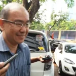 Usai Diperiksa KPK, Karyawan PT. Billy Indonesia Pucat HINDARI WAWANCARA: Karyawan PT. Billy Indonesia, Edy Janto menghindar dari awak media usai diperiksa KPK sebagai saksi dugaan korupsi Gubernur Sultra, Kamis Sore (1/9/2016). FOTO RIZKI ARIFIANI/ZONASULTRA.COM