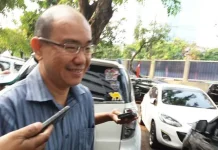 Usai Diperiksa KPK, Karyawan PT. Billy Indonesia Pucat HINDARI WAWANCARA: Karyawan PT. Billy Indonesia, Edy Janto menghindar dari awak media usai diperiksa KPK sebagai saksi dugaan korupsi Gubernur Sultra, Kamis Sore (1/9/2016). FOTO RIZKI ARIFIANI/ZONASULTRA.COM