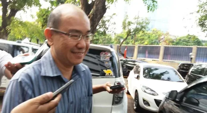 edi HINDARI WAWANCARA: Karyawan PT. Billy Indonesia, Edy Janto menghindar dari awak media usai diperiksa KPK sebagai saksi dugaan korupsi Gubernur Sultra, Kamis Sore (1/9/2016). FOTO RIZKI ARIFIANI/ZONASULTRA.COM