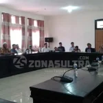 Terkait Pemalsuan Tanda Tangan, DPRD Konut Hearing Kades Longeo. HEARING-Terlihat Ketua Komisi A DPRD Konut, Rasmin Kamil, Bersama anggota Komisi, menghearing Kades Longeo, Masiriani, yang di laporkan oleh masyarakat dan aparatnya, terkait tudingan, melakukan pemalsuan tanda tangan, penyelewengan honor aparat, serta bantuan blokren, dan penyelah gunaan wawenang dana APBN. Bertempat di auala Rapat DPRD Konut, yang dihadiri masayaralat dan aparat desa Longeo.(Jefri/ ZONASULTRA.COM).