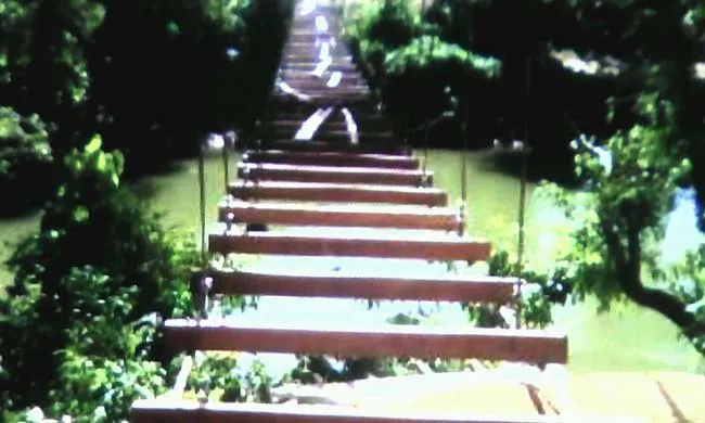 jembatan JEMBATAN GANTUNG - Proses pembangunan jembatan gantung yang menghubungkan Desa Padalere dan unit pemukiman transmigrasi (UPT) Padalere Kecamatan Wiwirano, Konawe Utara, Sulawesi Tenggara (Sultra), Selasa (20/9/2016).MURTAIDIN/ZONASULT RA.COM