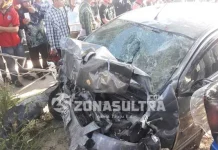 Mobil Hantam Bundaran Tank Andounohu, Satu Orang Tewas KECELAKAAN TUNGGAL- Satu buah mobil kehilangan kendali dengan menghatam bundaran tank Andounohu yang menyebabkan 1 orang tewas dan 3 kritis yang saat ini tengah dirawat di RS Kendari, Rabu (14/9/2016). ILHAM SURAHMIN/ZONASULTRA.COM