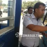 Jelang Idul Adha, Penumpang di Terminal Puwatu Mengalami Peningkatan Kordinator Lapangan (Korlap), Muis penjagaan dan pemeriksaan kendaraan Rute pemberangkatan dari Terminal Puwatu, Selasa (10/09/2016). Foto : Lukman/Zonasultra.com