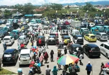 Dihadiri Ribuan Pendukung Kendaraan Simpatisan Rasak – Haris Kesulitan Keluar dari Pelataran Eks MTQ Dihadiri Ribuan Pendukung Kendaraan Simpatisan Rasak - Haris Kesulitan Keluar dari Pelataran Eks MTQ