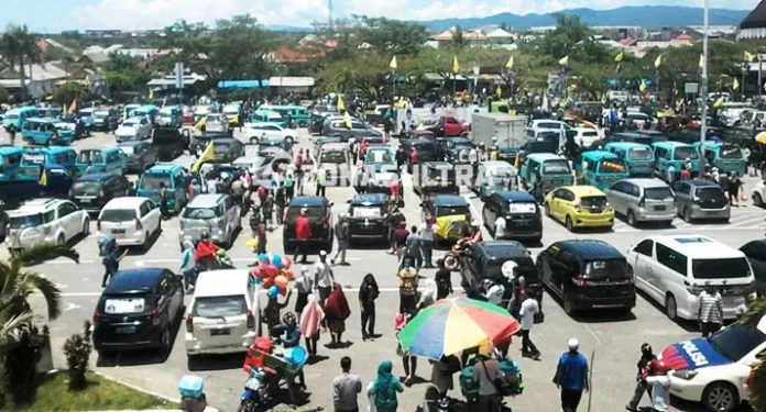 Dihadiri Ribuan Pendukung Kendaraan Simpatisan Rasak - Haris Kesulitan Keluar dari Pelataran Eks MTQ