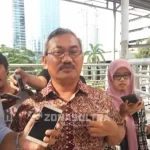 Ini Kata Mantan Kadis Pertambangan Bombana di KPK Terkait Izin PT. AHB SAKSI DUGAAN KORUPSI : Mantan Kepala Dinas (Kadis) Pertambangan Kabupaten Bombana, Cecep Trisnajayadi saat dicecar pertanyaan awak media hingga ke Jembatan Penyebrangan, Jumat sore (9/9/2016). Cecep mengaku tidak mengetahui tentang IUP PT. AHB yang dikeluarkan oleh Tetsangka Gubernur Sultra. FOTO RIZKI ARIFIANI/ZONASULTRA.COM