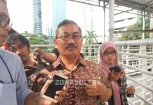 Ini Kata Mantan Kadis Pertambangan Bombana di KPK Terkait Izin PT. AHB SAKSI DUGAAN KORUPSI : Mantan Kepala Dinas (Kadis) Pertambangan Kabupaten Bombana, Cecep Trisnajayadi saat dicecar pertanyaan awak media hingga ke Jembatan Penyebrangan, Jumat sore (9/9/2016). Cecep mengaku tidak mengetahui tentang IUP PT. AHB yang dikeluarkan oleh Tetsangka Gubernur Sultra. FOTO RIZKI ARIFIANI/ZONASULTRA.COM