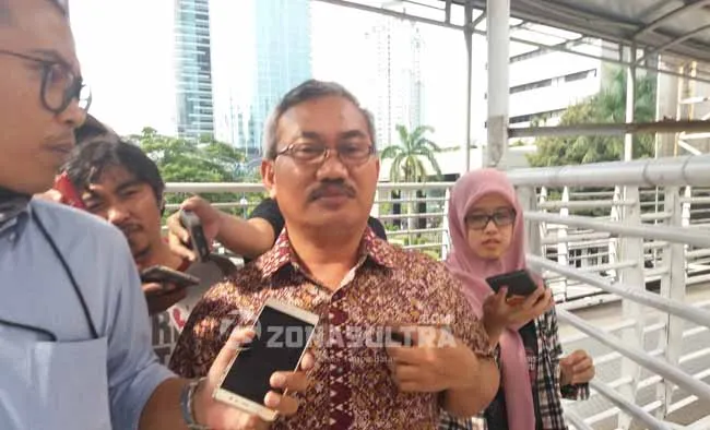 ki SAKSI DUGAAN KORUPSI : Mantan Kepala Dinas (Kadis) Pertambangan Kabupaten Bombana, Cecep Trisnajayadi saat dicecar pertanyaan awak media hingga ke Jembatan Penyebrangan, Jumat sore (9/9/2016). Cecep mengaku tidak mengetahui tentang IUP PT. AHB yang dikeluarkan oleh Tetsangka Gubernur Sultra. FOTO RIZKI ARIFIANI/ZONASULTRA.COM