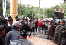 Dianggap Otoriter dan Arogan, Pj. Bupati Bombana Didemo di Kendari Dianggap Otoriter dan Arogan, Pj. Bupati Bombana Didemo di Kendari