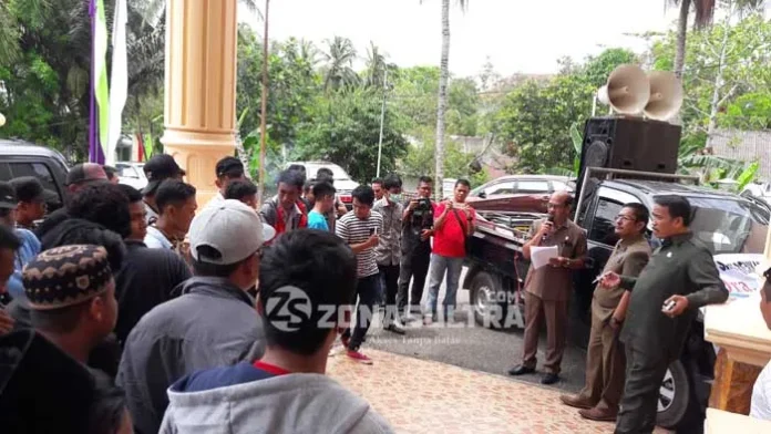 Dianggap Otoriter dan Arogan, Pj. Bupati Bombana Didemo di Kendari