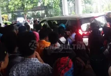 Demi Bersalaman dengan Hary Tanoesodibjo, Mahasiswa UHO Rela Berdesakan Demi Bersalaman dengan Hary Tanoesodibjo, Mahasiswa UHO Rela Berdesakan