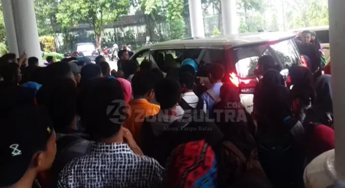 Demi Bersalaman dengan Hary Tanoesodibjo, Mahasiswa UHO Rela Berdesakan