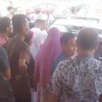 Jenguk Pasien, Ruksamin Dikerubuti Masyarakat di RSUD Konut Jenguk Pasien, Ruksamin Dikerubuti Masyarakat di RSUD Konut