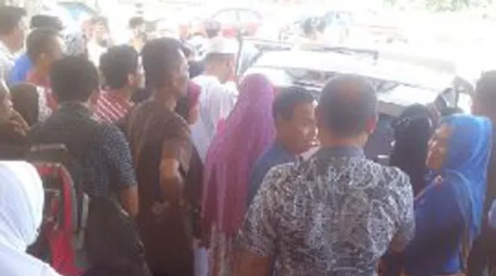 Jenguk Pasien, Ruksamin Dikerubuti Masyarakat di RSUD Konut