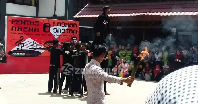 Lastra FKIP UHO Gelar Pentas Arena Bernuansa Tradisional