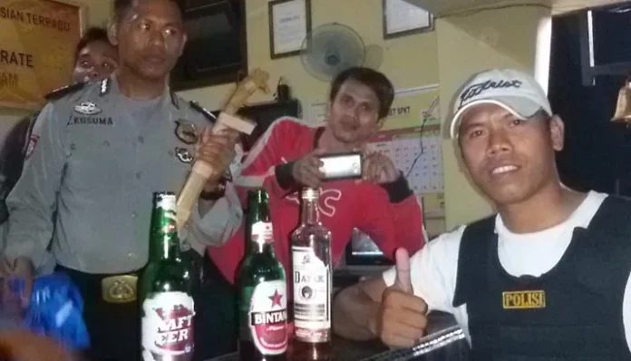 Enam Orang Kepergok Petugas Saat Komsumsi Miras Dalam Mobil