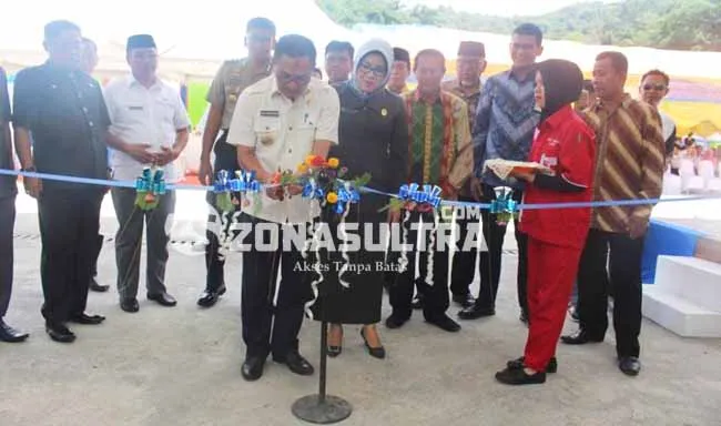 pak TOny SPBU TIRAWUTA - Bupati Kolaka Timur (Koltim) Sulawesi Tenggara (Sultra), Tony Herbiansyah, hari ini, Rabu (7/9/2016) meresmikan pengoperasian Stasiun Pengisian Bahan Bakar Umum (SPBU) yang terletak di Desa Lalingato, Kecamatan Tirawuta. (JASPIN/ZONASULTRA.COM)