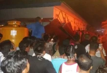 Satu Mobil Pick Up Bantu Pemadaman Kebakaran Pasar Minaminanga Butur Tampak Tower Air yang dimuat dimobil Pick Up dengan memngunakan mesin air ikut membantu prosea pemadaman kebakarana Pasar Minaminanga Kecamatan Kulisusu, Butur, Selasa (20/9) malam, diperkirakan pukul 19.30 Wita. (Darmawan/ZONASULTRA.COM)