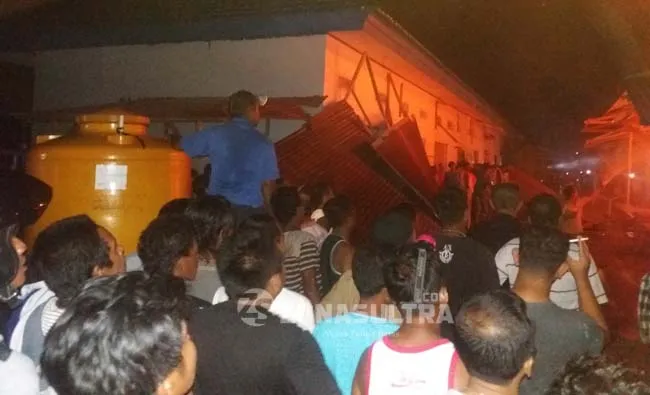 peaa Tampak Tower Air yang dimuat dimobil Pick Up dengan memngunakan mesin air ikut membantu prosea pemadaman kebakarana Pasar Minaminanga Kecamatan Kulisusu, Butur, Selasa (20/9) malam, diperkirakan pukul 19.30 Wita. (Darmawan/ZONASULTRA.COM)