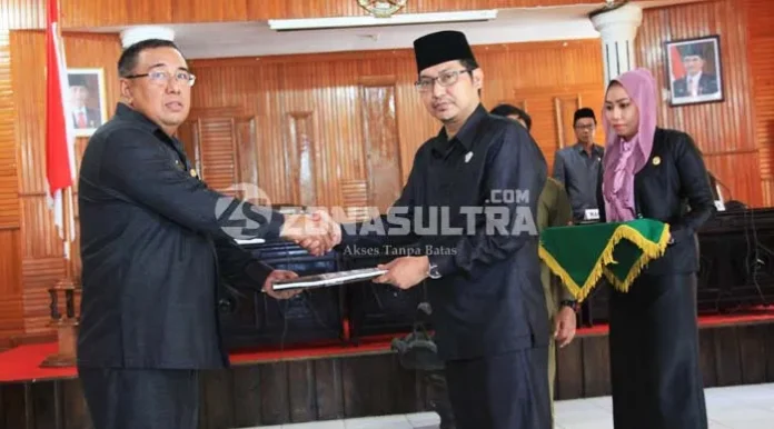 Pemkot Kendari Serahkan KUA-PPAS Perubahan 2016