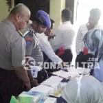 334 Anggota Polres Buton Lakukan Tes Urin Personil Kepolisia Resor (Polres) Kabupaten Buton melakukan tes urine di aula Mapolres Buton, Senin (5/9/2016) siang. (Nanang/Zonasultra.com)