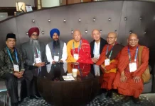 110 Negara Hadiri Dialog Perdamain di Seoul Ketua Dewan Senat Akademik Unhas, Prof Dr HM Tahir Kasnawi SU, (kiri) bersaama dengan tokoh agama dari 110 negara tampil jadi pembicara pada dialog perdamaian digelar di Kota Seoul, Senin (19/9/2016). (Foto:Istimewa)