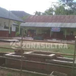 Ratusan Murid SDN 1 Andowia Konut Akhirnya Kembali Bersekolah PENYEGELAN-Terlihat, rumah sekolah SDN 1 Andowia, Kecamatan Andowia, Kabupaten Konawe Utara (Konut), disegel oleh pemilik lahan bernama Armin, menggunakan bambu dalam bentuk pagar, dikarenakan pihak Pemerintah Konut dalam hal ini Dinas Pendidikan, hingga kini belum menyelesaikan ganti rugi lahan, sehingga bakal di jadikan kebun pisang oleh pemilik lahan. (Jefri/ZONASULTRA.COM).