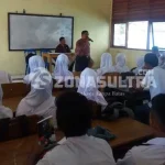 Tingkatkan Partisipasi Pemilih Pemula, KPUD Buton Sosialisasi ke Sekolah SOSIALISASI PEMILU - Komisioner KPUD Buton Divisi Sosialisasi dan Pendidikan Politik, La Ampera, ketika membawakan materi di hadapan siswa-siswi Kelas XII SMAN 2 Pasarwajo, Selasa (6/9/2016). Tujuan sosialisasi tersebut adalah untuk meningkatkan partisipasi pemilih, khususnya pemilih pemula. (Nanang/ZONASULTRA.COM)