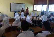 Tingkatkan Partisipasi Pemilih Pemula, KPUD Buton Sosialisasi ke Sekolah SOSIALISASI PEMILU - Komisioner KPUD Buton Divisi Sosialisasi dan Pendidikan Politik, La Ampera, ketika membawakan materi di hadapan siswa-siswi Kelas XII SMAN 2 Pasarwajo, Selasa (6/9/2016). Tujuan sosialisasi tersebut adalah untuk meningkatkan partisipasi pemilih, khususnya pemilih pemula. (Nanang/ZONASULTRA.COM)