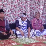 Umar-Bakry Gelar Haroa Sebelum Mendaftar di KPU Bupati Buton Samsul Umar Abdul Samiun SH, diapit Wakil Bupati Buton Drs La Bakry, bersama para tokoh Agama, adat dan masyarakat Pasarwajo Kecamatan Pasarwajo Kabupaten Buton. (Nanang/ZONASULTRA.COM)