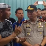 Umar Samiun Klaim Kantongi Tujuh SK Dukungan Parpol `Umar Samiun bersama Kapolres Baubau, AKBP Suryo Aji SIK, dalam suatu kegiatan. Foto: Masrun/kabarbuton.com