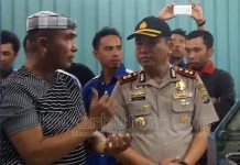 Umar Samiun Klaim Kantongi Tujuh SK Dukungan Parpol `Umar Samiun bersama Kapolres Baubau, AKBP Suryo Aji SIK, dalam suatu kegiatan. Foto: Masrun/kabarbuton.com
