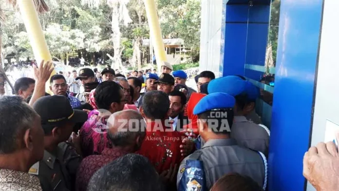 Puluhan Tamu Undangan Adu Mulut Dengan Aparat Keamanan