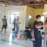 Jelang Idul Adha, Pemuda Butur Bersihkan Masjd Terlihat anggota Gabpenli dan Lurah Bonelipu (Baju Biru) saat membersihkan dan mengecat dinding Masjid di Desa Kapoenta, Minggu (4/9/2016). Foto : Darmawan/ZONASULTRA.COM