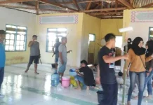 Jelang Idul Adha, Pemuda Butur Bersihkan Masjd Terlihat anggota Gabpenli dan Lurah Bonelipu (Baju Biru) saat membersihkan dan mengecat dinding Masjid di Desa Kapoenta, Minggu (4/9/2016). Foto : Darmawan/ZONASULTRA.COM