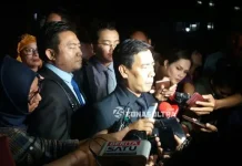 Nur Alam Dicecar 20 Pertanyaan Oleh Penyidik KPK Kuasa Hukum Gubernur Sulawesi Tenggara (Sultra) Nur Alam, Ahmad Rifai saat memberikan keterangan usai mendampingi pemeriksaan tersangka Nur Alam di kantornya jalan HR. Rasuna Said Kuningan, Jakarta, Senin malam (23/10/2016). (RIZKI ARIFIANI/ZONASULTRA.COM)