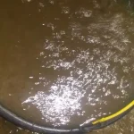 Hujan Datang, Air PDAM Bombana Keruh AIR PDAM KERUH : Air PDAM terlihat diember salah seorang warga. Aliran air yang disalurkan Perusahaan Daerah Air Minum (PDAM) Bombana, Sabtu (1/10/2016) keruh dan tidak layak dikonsumsi. FOTO : JUMRAD RAUNDE/ZONASULTRA.COM